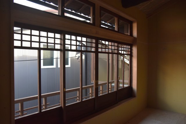 京都東山 みつのわ路地 - ゆったり過ごす京町家の内装|窓はこだわりの木枠