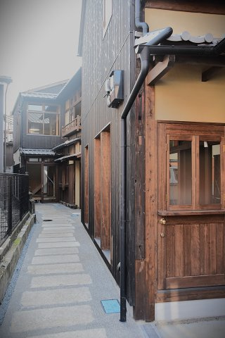 京都東山 みつのわ路地 - ゆったり過ごす京町家の外観|京都らしい石畳の路地