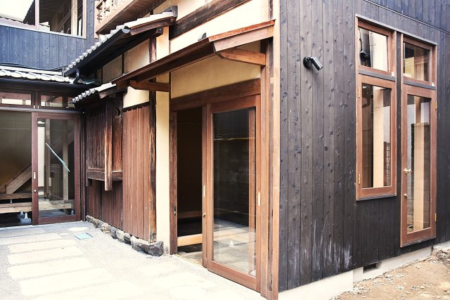 京都東山 みつのわ路地 - ゆったり過ごす京町家のエントランス|木の扉があたたかくお迎え