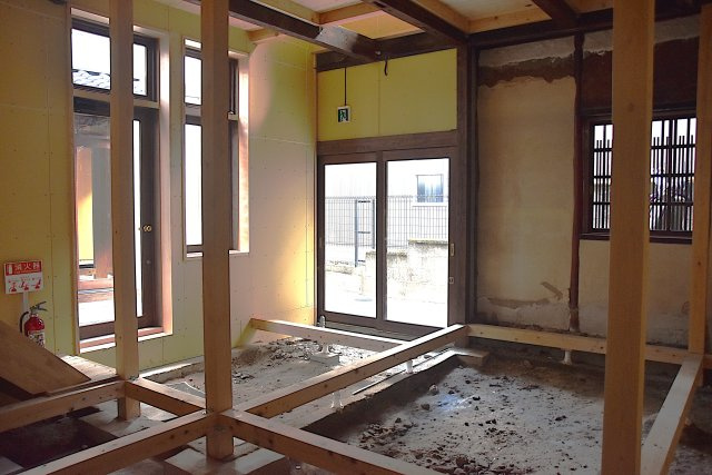 京都東山 みつのわ路地 - ゆったり過ごす京町家の内装|古い部分も残しつつしっかり構造補強済み