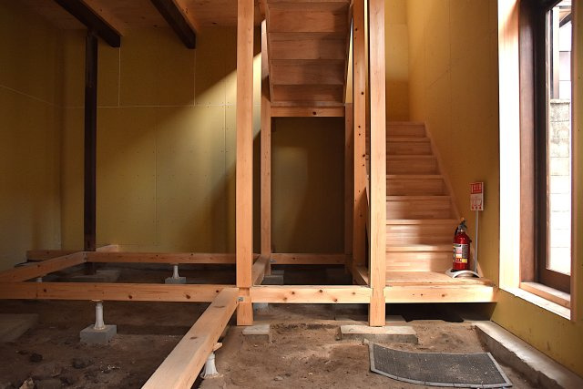 京都東山 みつのわ路地 - ゆったり過ごす京町家の内装|登りやすい階段