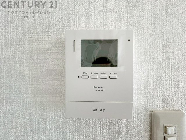 訪問者が来たときにテレビ画面で確認できるため、安心してドアを開けられます。録画機能があるものもあり、留守中に来訪者を記録しておくことができます。利便性が高く、セキュリティ面でも安心です。