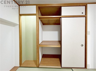 押入れは季節の衣類、寝具などを収納できます。伝統的な美しさと実用性が融合し、収納物を保護する調湿・換気効果があります。使い方によっては書類や小物なども効果的に整理でき空間を有効活用できます。