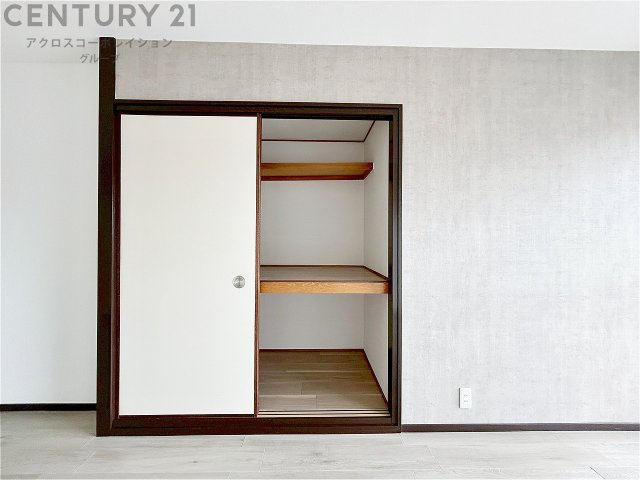 押入れは季節の衣類、寝具などを収納できます。伝統的な美しさと実用性が融合し、収納物を保護する調湿・換気効果があります。使い方によっては書類や小物なども効果的に整理でき空間を有効活用できます。