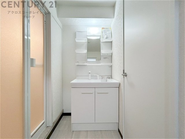化粧品や洗顔料、歯ブラシなどの必需品をまとめて置ける収納スペースがあり、使用するたびに取り出す手間が省けます。また、水回りのため、濡れても大丈夫な素材が使用されており、お手入れが簡単です。