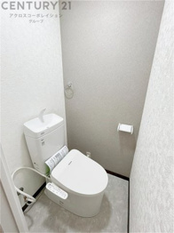 温水洗浄便座付トイレは温水洗浄機能により、暖かい水でおしりを洗浄することができ、冷たい水を使う従来の便座に比べ、温水洗浄機能で暖かいトイレを提供し、快適な使用を可能にします。