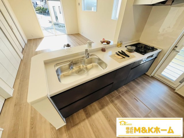 半田市板山町2丁目　全3棟　3号棟のキッチン|リビングの様子を見ることができるカウンターキッチン☆