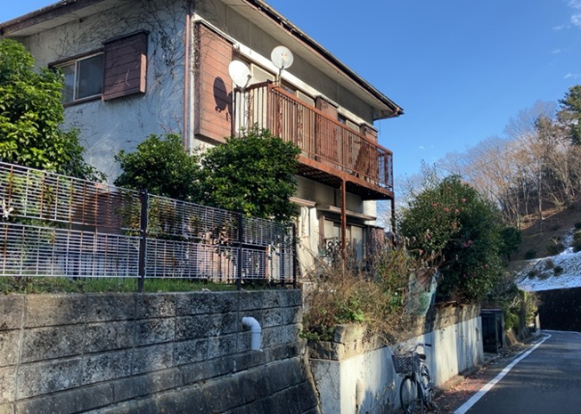 【外観】 | 土地を買う際、住む地域の自治体や福祉の補助制度にも注目してみましょう。子供や老人の医療補助やゴミ出しのルールなど、自治体によってルールに大きな違いがあるため、暮らしやすい土地で判断するとよいでしょう。