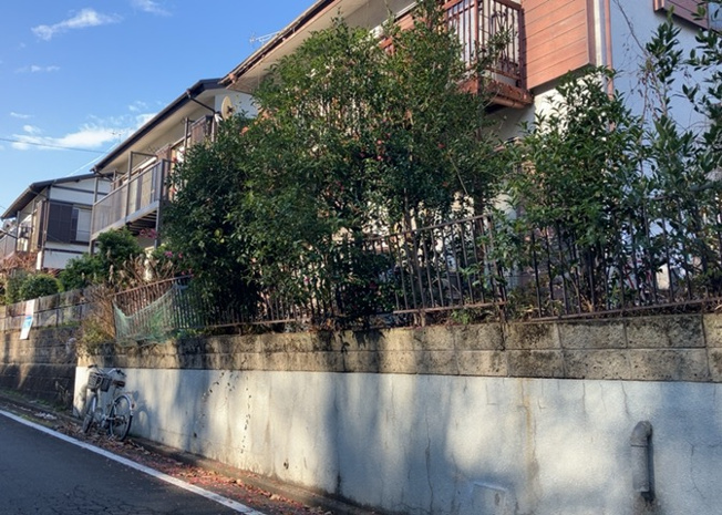 【外観】 | 隣家の土地はどうなっているのか、生活利便施設が近くにあるのか、学校まで近いかなど、お客様のライフスタイルにあわせたイメージが重要です。また、近くにあると困る施設が近くにないかも確認するといいでしょう。