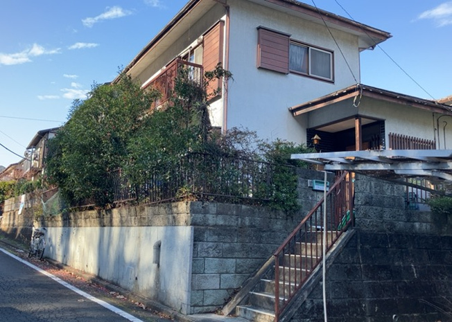 【外観】 | 土地購入を検討されている場合、境界杭がない状態で購入してしまうと境界確定測量をする必要があり、費用がかかります。購入の前に、売主、隣土地所有者立ち合いのもと境界を確定し境界杭を設置するのがベストです。