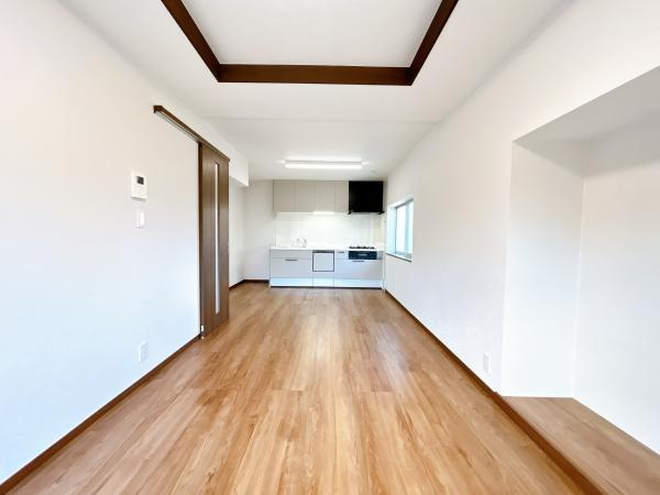 【居間・リビング】 | 仲介手数料無料！東岐波小学校に通えるリフォーム済み中古住宅　宇部市東岐波 | こちらのリビングで趣味の時間をお楽しみください