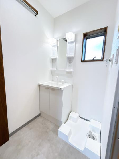 【洗面所】 | 仲介手数料無料！東岐波小学校に通えるリフォーム済み中古住宅　宇部市東岐波 | 広い洗面スペース