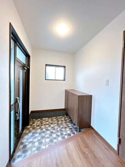 【玄関】 | 仲介手数料無料！東岐波小学校に通えるリフォーム済み中古住宅　宇部市東岐波 | 収納もある玄関です