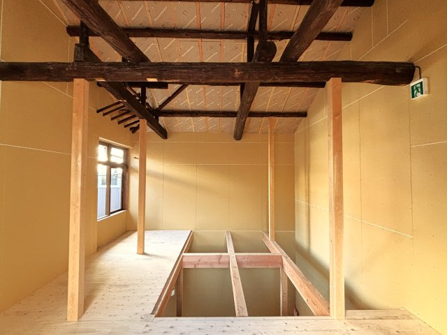 京都東山 みつのわ路地 - ゆったり過ごす京町家の内装|2階 天井が高い解放感ある空間