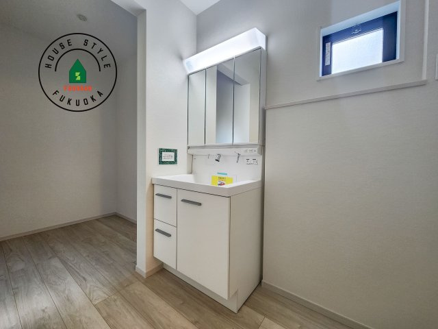 福岡市東区雁の巣2丁目第6-2棟（1号棟）　の独立洗面台|毎日使うものだから清潔な空間を保ちたい水回り。洗面にはそんな願いを解消させてくれる収納アイデアが満載です。三面鏡の裏側にはキャビネットが現れ小物から背の高い物まで収納できます。