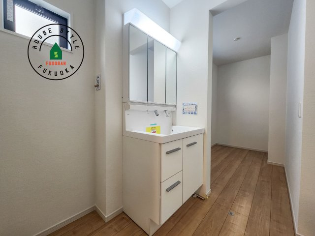 福岡市東区雁の巣2丁目第6-2棟（2号棟）　の独立洗面台|毎日使うものだから清潔な空間を保ちたい水回り。洗面にはそんな願いを解消させてくれる収納アイデアが満載です。三面鏡の裏側にはキャビネットが現れ小物から背の高い物まで収納できます。