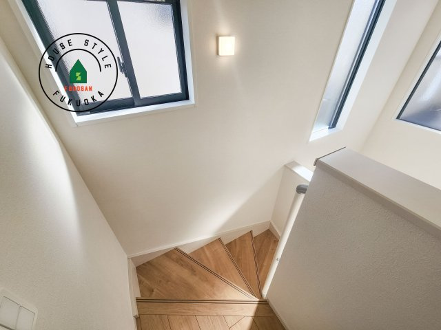 福岡市東区雁の巣2丁目第6-2棟（2号棟）　の内装|＜手すり付階段＞手すりがないと階段の昇り降りで危険なことはもちろん、壁に手をつきながら歩くことで壁紙が汚れやすくなります。すべての方に快適に昇り降りしていただくため、手すりを設置しました。