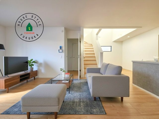 福岡市東区雁の巣2丁目第6-2棟（2号棟）　の居間・リビング|キッチンからリビングをしっかり確認できます。家族の笑顔があふれる空間になりそうですね。※家具はCGを合成したものです。