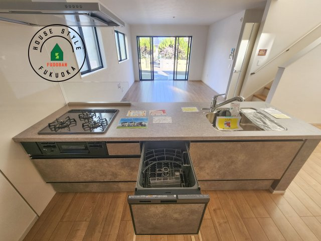 福岡市東区雁の巣2丁目第6-2棟（2号棟）　のキッチン|ご家族を近くに感じられる対面キッチンのLDK。会話もはずみそうですね。