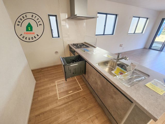 福岡市東区雁の巣2丁目第6-2棟（2号棟）　のキッチン|ダイニングテーブルへの配膳がラクラク、お料理はかどるカウンター付きシステムキッチン！