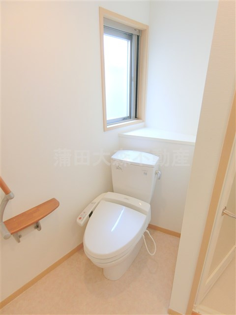 ストリーム多摩川のトイレ|窓と温水洗浄便座付きのトイレ