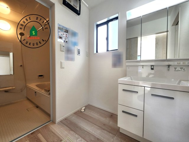 糟屋郡宇美町障子岳2丁目第2-3棟（1号棟）の脱衣所|ゆとりの洗面スペースで朝の身支度もスムーズに。暮らしを快適に変えるシャワー付洗面台です！