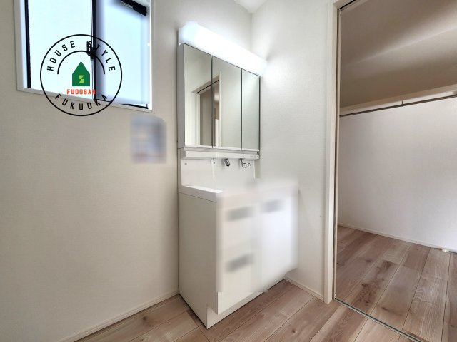 糟屋郡宇美町障子岳2丁目第2-3棟（1号棟）の独立洗面台|毎日使うものだから清潔な空間を保ちたい水回り。洗面にはそんな願いを解消させてくれる収納アイデアが満載です。三面鏡の裏側にはキャビネットが現れ小物から背の高い物まで収納できます。