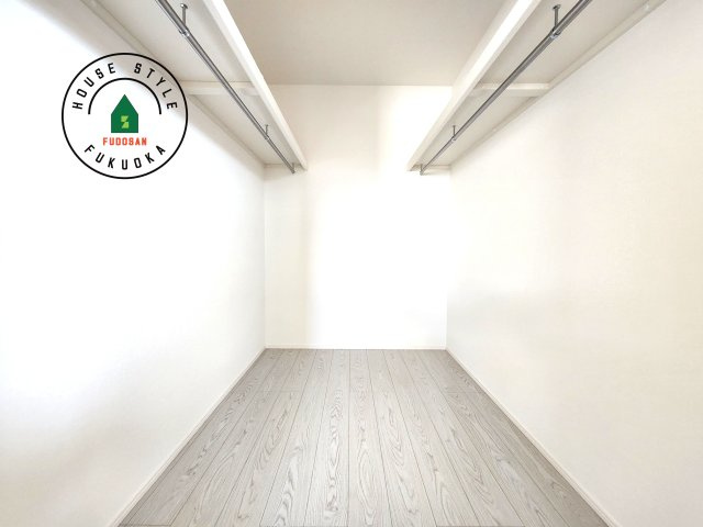 糟屋郡宇美町障子岳2丁目第2-3棟（1号棟）の収納|洋服や大きな荷物が多い方や人数の多いご家族などは、一般的なクローゼットよりもウォークインクローゼットのほうが使い勝手が良いです。