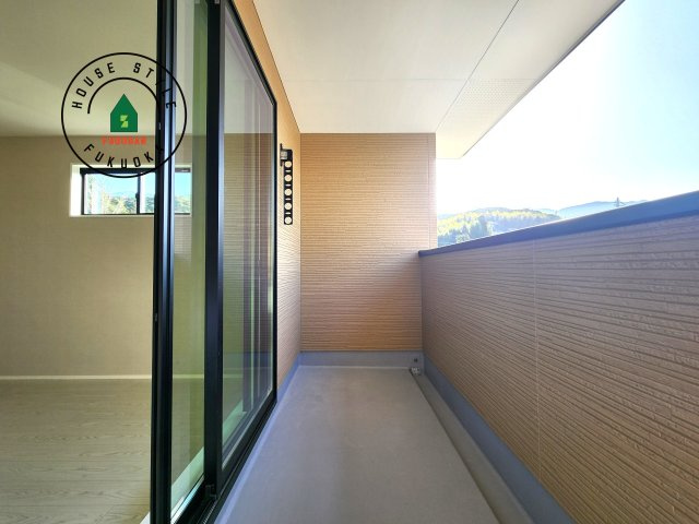 糟屋郡宇美町障子岳2丁目第2-3棟（1号棟）のバルコニー|風をしっかりと感じられるバルコニーでは、毎日が洗濯日和です。広々としているので洗濯も楽しくなるでしょうし、気分転換にバルコニーからの眺めを楽しむのもいいでしょう。