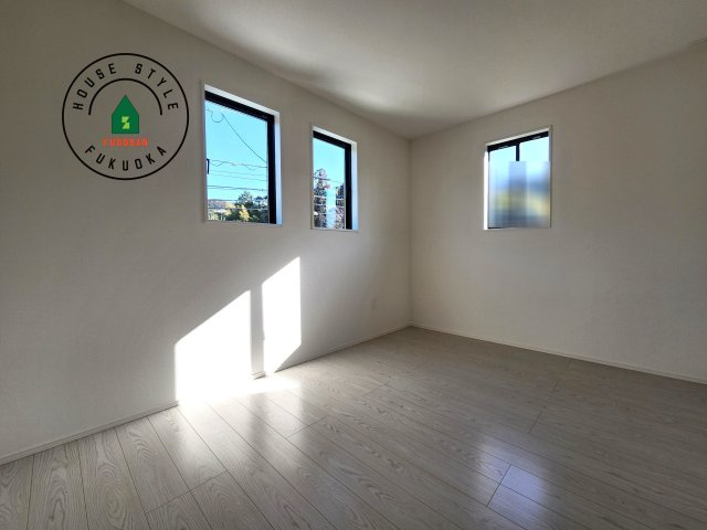 糟屋郡宇美町障子岳2丁目第2-3棟（1号棟）の子供部屋|柔らかい陽光が差し込む明るいお部屋を演出する設計。彩光の取れる窓が気持ちの良いお部屋を創り上げます。