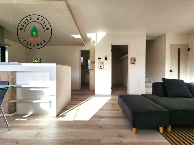 糟屋郡宇美町障子岳2丁目第2-3棟（1号棟）の居間・リビング|明るく開放的なリビングダイニングは豊かな陽光が注ぎ込み、やすらぎの空間を演出してくれます。ご家族で楽しいひとときをお過ごし下さい。