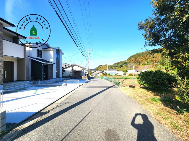 糟屋郡宇美町障子岳2丁目第2-3棟（1号棟）の前面道路含む現地写真|前面道路は閑静な住宅地をはしる車通りの少ない道路。お車の出し入れが苦手なママや小さなお子様にも安心ですね。しっかり舗装もされているので、ベビーカーや自転車で通っても快適に通行できます。
