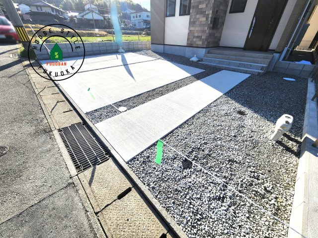 糟屋郡宇美町障子岳2丁目第2-3棟（1号棟）の駐車場|広々した駐車場になります。3台並列駐車となります。