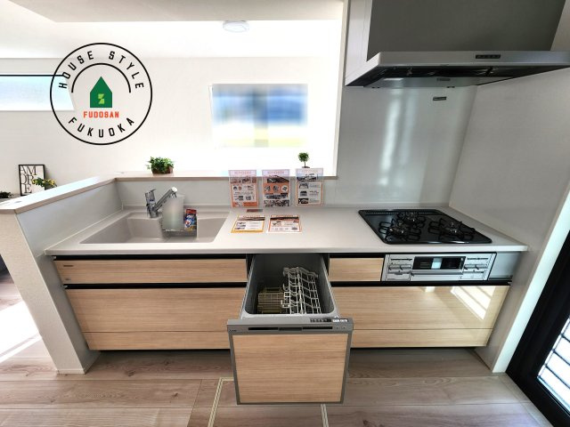 糟屋郡宇美町障子岳2丁目第2-3棟（1号棟）のキッチン|キッチン。グリル・食器洗い乾燥機・浄水器も完備。