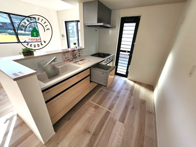 糟屋郡宇美町障子岳2丁目第2-3棟（1号棟）のキッチン|ダイニングテーブルへの配膳がラクラク、お料理はかどるカウンター付きシステムキッチン！