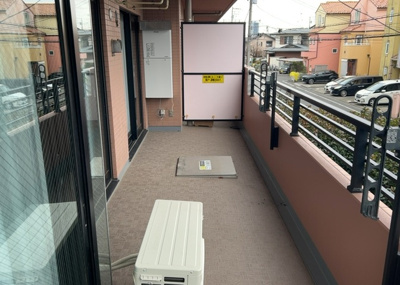 【バルコニー】 | コスモ相模大野パークステージ | バルコニーは、室外の専用スペースのうち、「屋根がなく開放された空間」であるものを指します。ベランダより広いタイプのものが多く、日当たりもよいため家庭菜園などを楽しみたい人にとって適した環境となります。