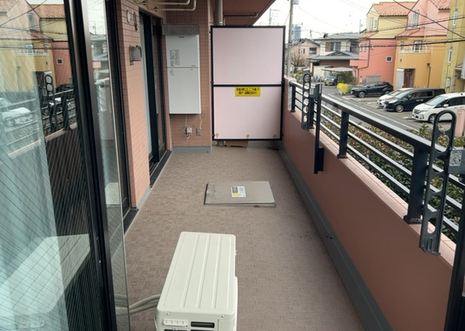 【バルコニー】 | コスモ相模大野パークステージ | バルコニーは、室外の専用スペースのうち、「屋根がなく開放された空間」であるものを指します。ベランダより広いタイプのものが多く、日当たりもよいため家庭菜園などを楽しみたい人にとって適した環境となります。