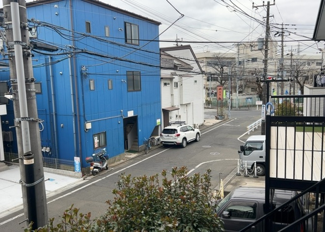 【展望】 | コスモ相模大野パークステージ | 眺望の良さを楽しめるダイニングキッチンで家族団らんの時間を過ごしてはいかがでしょうか。バルコニーから見える景色を家族で眺める時間は、時間が経つのを忘れてしまいそうですね。是非、現地を見に行きましょう！