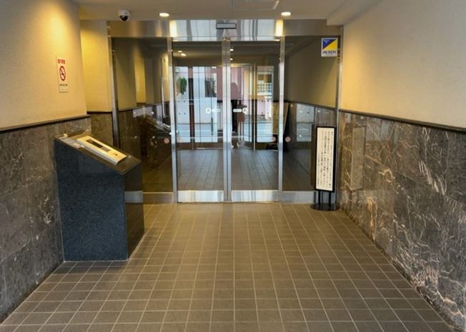 【エントランス】 | コスモ相模大野パークステージ | マンションのエントランスには、もともと風よけや防犯の役割がありますが、マンションによって宅配ボックスなどの設備が備わっている所もあります。日々の生活をイメージしながら生活しやすさをチェックしましょう。
