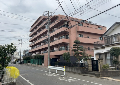 【現況写真】 | コスモ相模大野パークステージ | 外観はマンション管理がされているかの目安になります。築年数が古いと、壁面は劣化してひび割れが生じることも！建物が古びていても細かいところが修繕されていると、きちんと管理されているなぁと感じるでしょう。