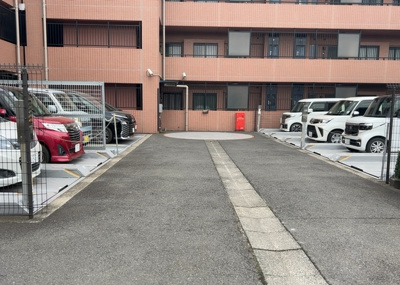 【駐車場】 | コスモ相模大野パークステージ | 車一台あたりに必要なスペースは、標準サイズの普通自動車で横幅2m50cm、長さ5mは必要になります。ただし、乗降のことも考慮して横幅3m30cm、長さ5m50cmほどは確保できるところを選びましょう。