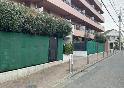 【庭】 | コスモ相模大野パークステージ | 物件によっては、入居者が個人的に使用できる専用庭がついているものもあります。また、住宅の中にある土間の部分を庭と呼ぶこともあります。庭の用途は住む人によって変わり、それによってデザインもさまざまです。