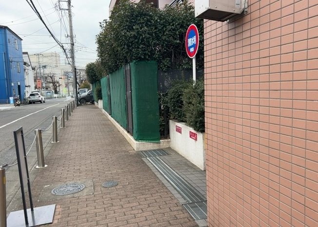 【中庭】 | コスモ相模大野パークステージ | 中庭（パティオ）とは、一つの建築物の内部に設けられた、壁などで囲われている庭のことを指します。コの字型、ロの字型が主流ですが、L字型の中庭もあります。最近では、インテリア性の高さからも人気があります。