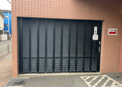 【設備】 | コスモ相模大野パークステージ | 共有部分は、住民なら誰もが使える設備のこと。例えば駐車場やエレベーター、インターネット設備、セキュリティ設備などがあります。他にも、マンションの廊下・外部階段やエントランス・ゴミ置き場などがあります。