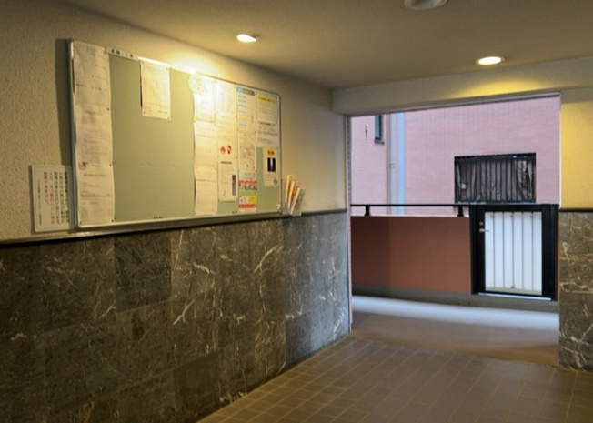 【ロビー】 | コスモ相模大野パークステージ | ロビーというと、エントランスと何がちがうの？と思いますよね。実はロビーとエントランスには明確な決まりはありません。物件によっては、エントランスを入って広がるある程度の広さのある空間がロビーとなります。