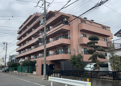 【構造・工法・仕様】 | コスモ相模大野パークステージ | ＲＣ造、Reinforced Concreteは直訳すると補強されたコンクリートです。主に柱や梁・床・壁が鉄筋とコンクリートで構成おり、鉄筋を組んだ型枠にコンクリートを流し込んで固めたものを指します。