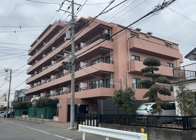 【構造・工法・仕様】 | コスモ相模大野パークステージ | ＲＣ造、Reinforced Concreteは直訳すると補強されたコンクリートです。主に柱や梁・床・壁が鉄筋とコンクリートで構成おり、鉄筋を組んだ型枠にコンクリートを流し込んで固めたものを指します。