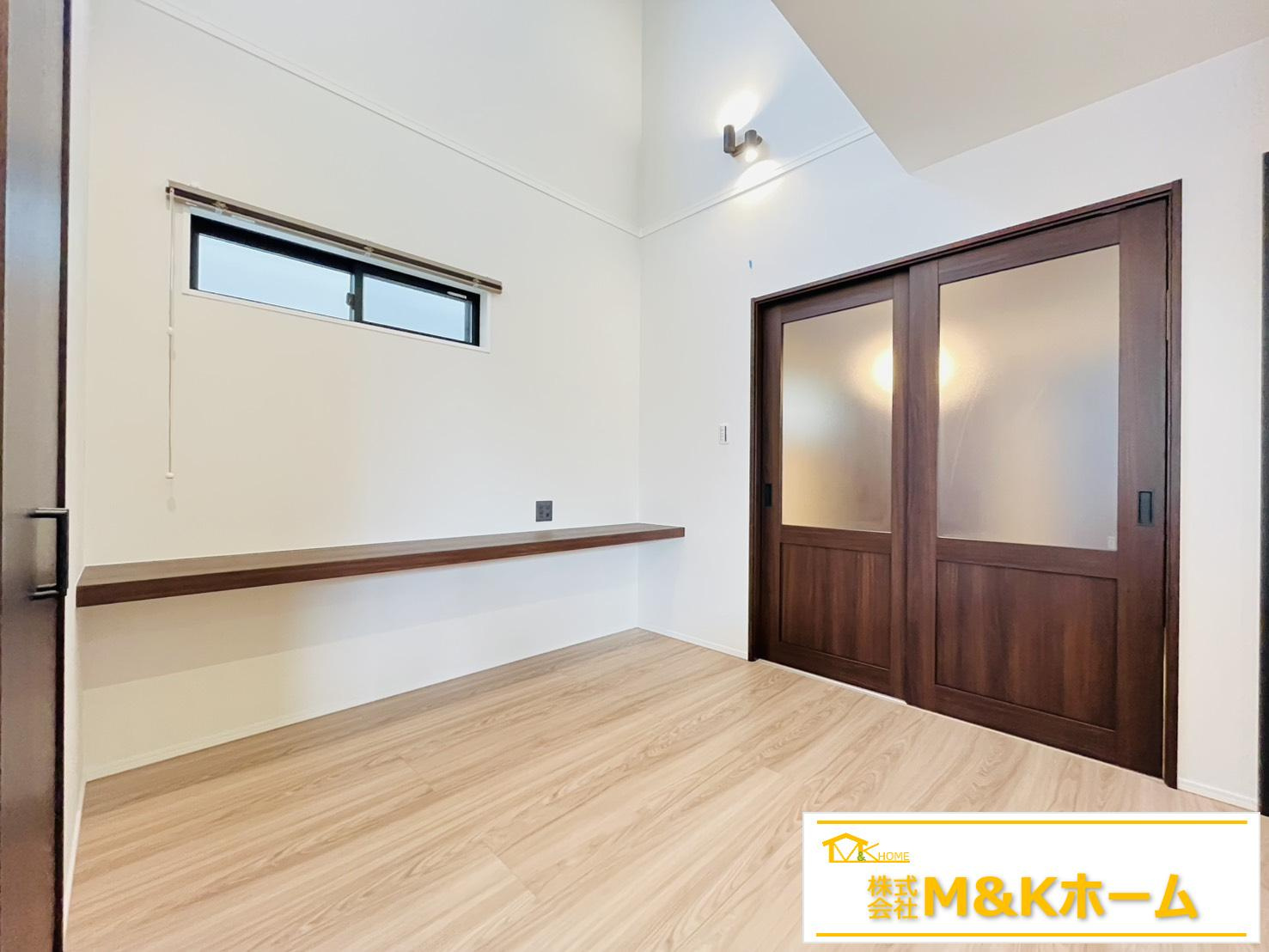 半田市有楽町3丁目　全3棟　3号棟の居間・リビング|ワークスペース♪