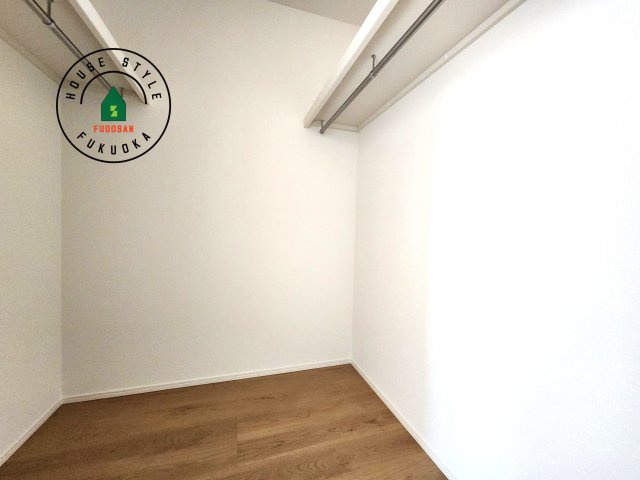糟屋郡宇美町障子岳2丁目第2-3棟（2号棟）の収納|洋服や大きな荷物が多い方や人数の多いご家族などは、一般的なクローゼットよりもウォークインクローゼットのほうが使い勝手が良いです。