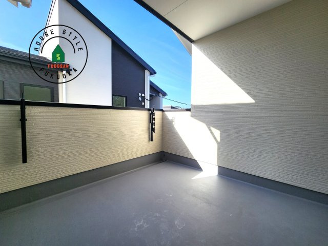 糟屋郡宇美町障子岳2丁目第2-3棟（2号棟）のバルコニー|風をしっかりと感じられるバルコニーでは、毎日が洗濯日和です。広々としているので洗濯も楽しくなるでしょうし、気分転換にバルコニーからの眺めを楽しむのもいいでしょう。